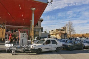 انحصار در خودروسازی داخلی منجر به بروز ناترازی بنزین شده است